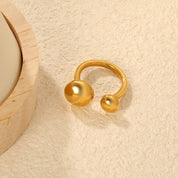 Anillo con acabado en oro 18k PVD sobre soporte decorativo - Azzia   