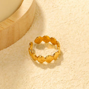 Nuestro anillo conchita de mar dorada es perfecta para todos tus looks y outfits del día a día.