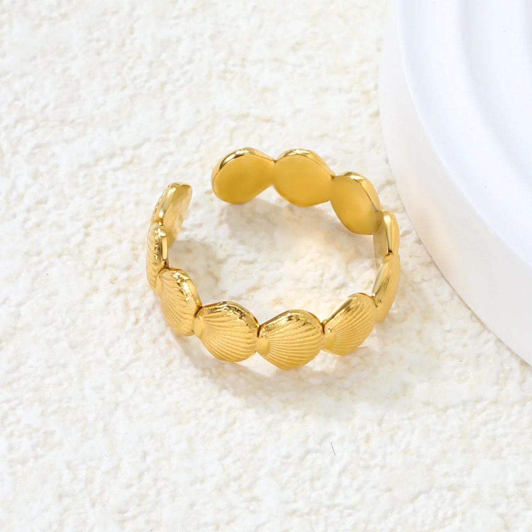 Nuestro anillo conchita de mar dorada es perfecta para todos tus looks y outfits del día a día.