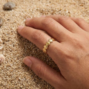 Nuestro anillo conchita de mar dorada es perfecta para todos tus looks y outfits del día a día.