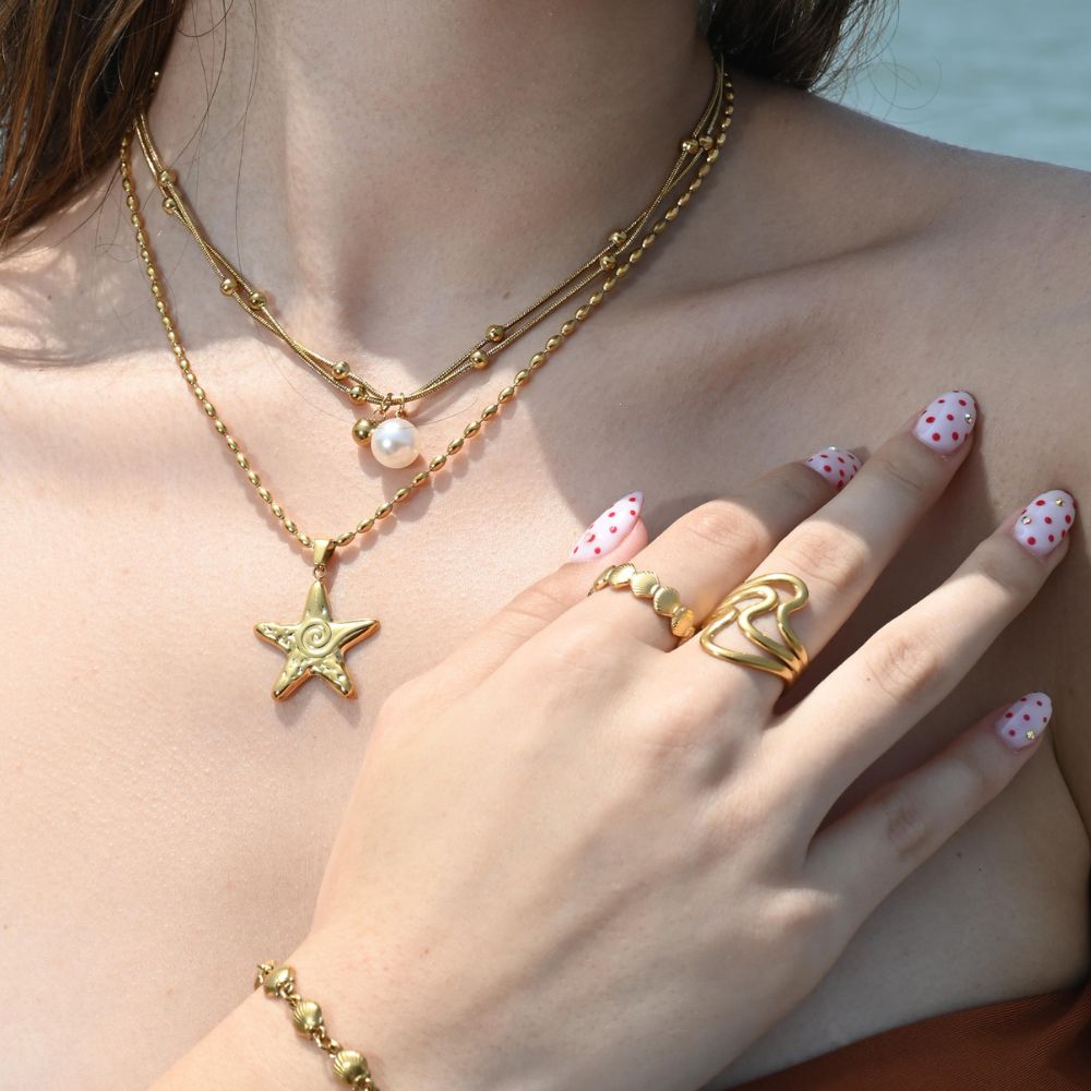 Nuestro anillo conchita de mar dorada es perfecta para todos tus looks y outfits del día a día.