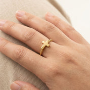 Anillo waterproof con diseño de cruz trenzada. Acero 316L enchapado en oro 18k: no se oxida, no mancha la piel. Hipoalergénico. Envío a todo el Perú 