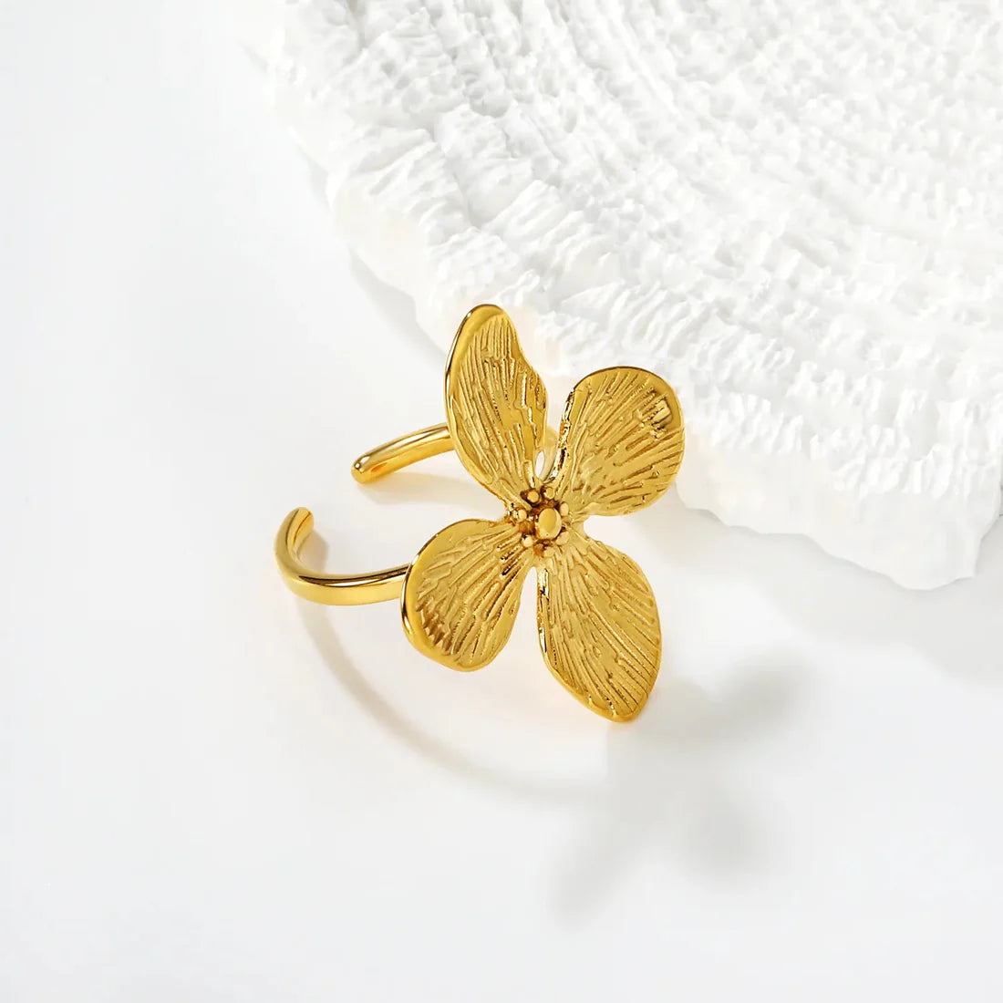 Anillo flor para mujer con cuatro pétalos que aportan elegancia. Joya waterproof con diseño eterno y elegante, resistente al agua, perfecta para uso diario y elegante.
