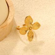Anillo Azaleia para mujer con cuatro petalos que aportan elegancia. Joya waterproof con diseño eterno y elegante, resistente al agua, perfecta para uso diario y elegante.