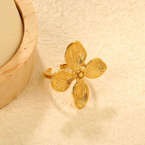 Anillo Azaleia para mujer con cuatro petalos que aportan elegancia. Joya waterproof con diseño eterno y elegante, resistente al agua, perfecta para uso diario y elegante.