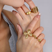 Descubre el Anillo Flor Summer Waterproof: elegancia eterna con diseño de cuatro pétalos, ideal para el día a día y resistente al agua. ¡Compra el tuyo ahora!