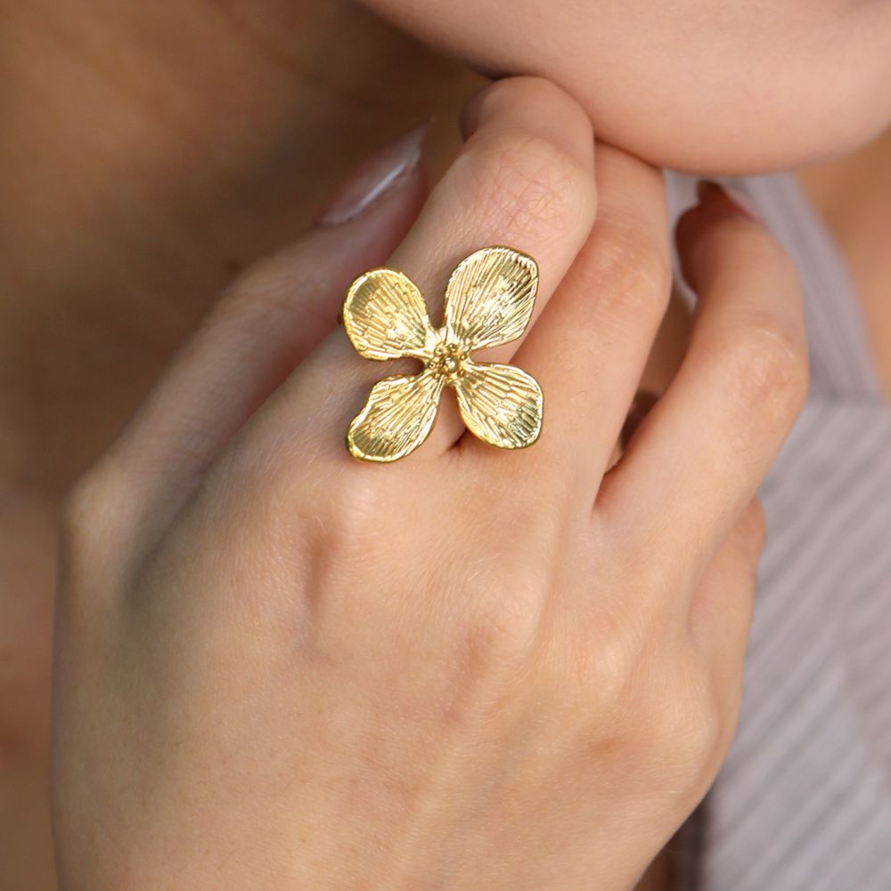 Descubre el Anillo Flor Summer Waterproof: elegancia eterna con diseño de cuatro pétalos, ideal para el día a día y resistente al agua. ¡Compra el tuyo ahora!