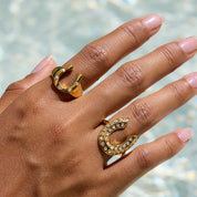 Anillo Herradura Deluxe: Elegancia moderna y sofisticada. Joya impermeable con brillo celestial para la mujer actual. ¡Descúbrelo!