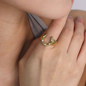 Anillo Herradura Deluxe: Elegancia moderna y sofisticada. Joya impermeable con brillo celestial para la mujer actual. ¡Descúbrelo!