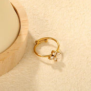 Anillo para mujer minimalista slim en talla 7. Joya waterproof discreta, resistente al agua, perfecta para apilar o usar en solitario como joya diaria.