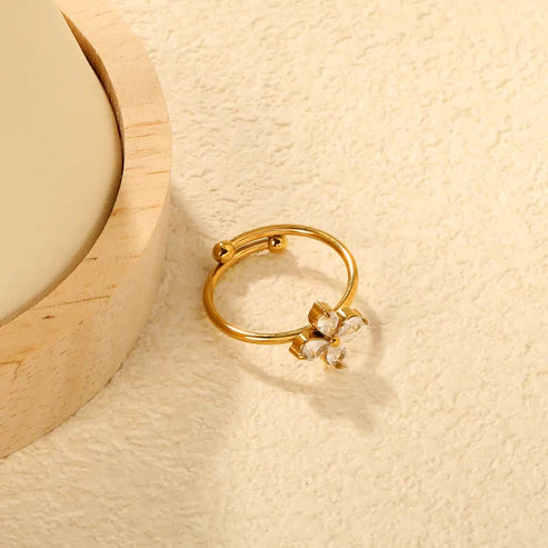 Anillo para mujer minimalista slim en talla 7. Joya waterproof discreta, resistente al agua, perfecta para apilar o usar en solitario como joya diaria.