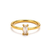Anillo waterproof con piedra brillante central. Acero 316L enchapado en oro 18k: no se oxida ni mancha. Delicado, femenino y atemporal. Envío a todo el Perú