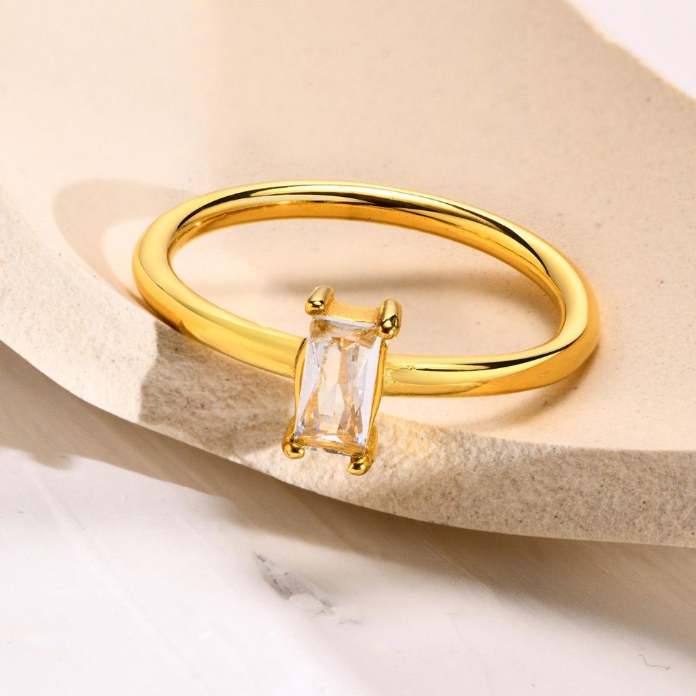 Anillo waterproof con piedra brillante central. Acero 316L enchapado en oro 18k: no se oxida ni mancha. Delicado, femenino y atemporal. Envío a todo el Perú