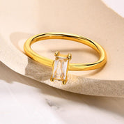 Anillo waterproof con piedra brillante central. Acero 316L enchapado en oro 18k: no se oxida ni mancha. Delicado, femenino y atemporal. Envío a todo el Perú