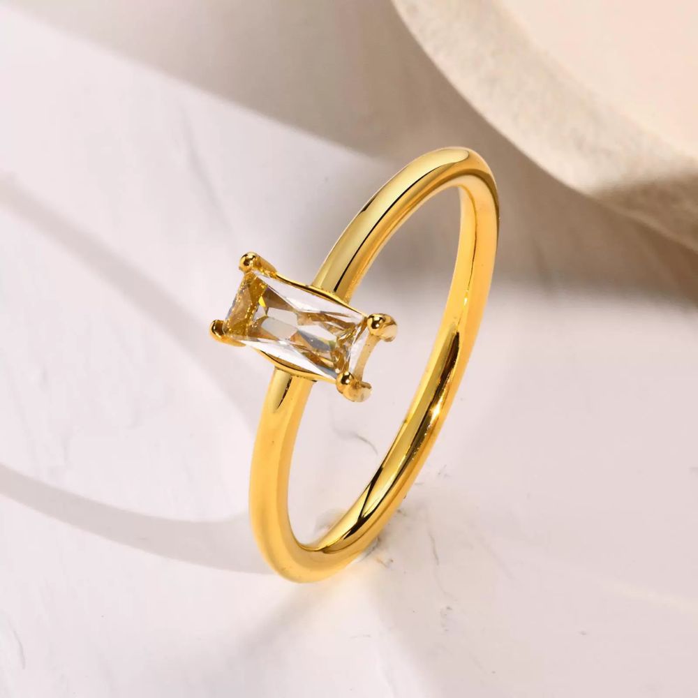 Anillo waterproof con piedra brillante central. Acero 316L enchapado en oro 18k: no se oxida ni mancha. Delicado, femenino y atemporal. Envío a todo el Perú