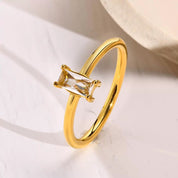 Anillo waterproof con piedra brillante central. Acero 316L enchapado en oro 18k: no se oxida ni mancha. Delicado, femenino y atemporal. Envío a todo el Perú