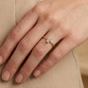 Anillo waterproof con piedra brillante central. Acero 316L enchapado en oro 18k: no se oxida ni mancha. Delicado, femenino y atemporal. Envío a todo el Perú