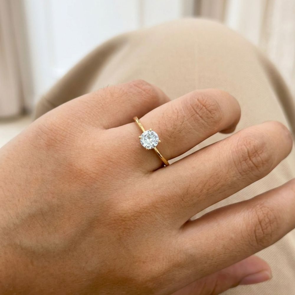 Anillo Promesa Doménica: joya waterproof celestial para mujeres. Combina elegancia y estilo boho chic. Resistente al agua y siempre impecable.