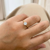 Anillo Promesa Doménica: joya waterproof celestial para mujeres. Combina elegancia y estilo boho chic. Resistente al agua y siempre impecable.