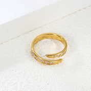 Anillo Tracy Waterproof en acero 316L enchapado en oro 18k: no se oxida, no pierde el color. Waterproof e hipoalergénico. Envío a todo el Perú. ✨