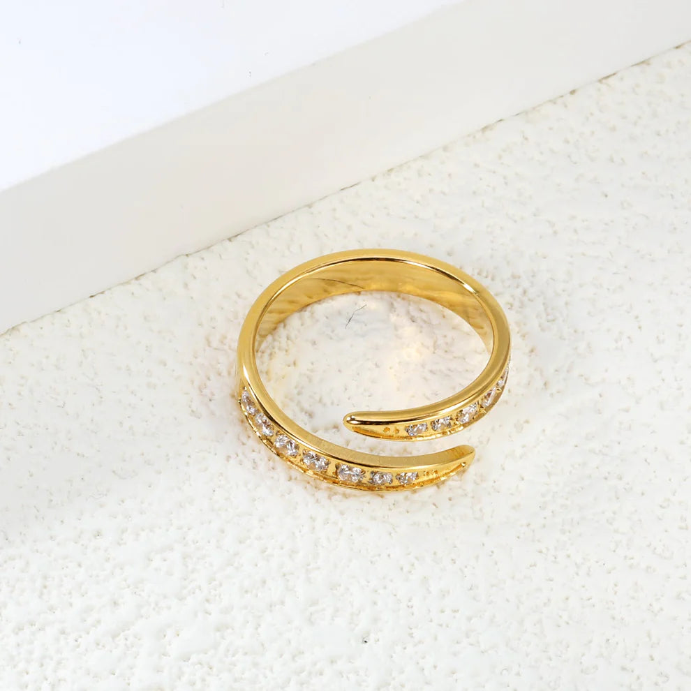 Anillo Tracy Waterproof en acero 316L enchapado en oro 18k: no se oxida, no pierde el color. Waterproof e hipoalergénico. Envío a todo el Perú. ✨