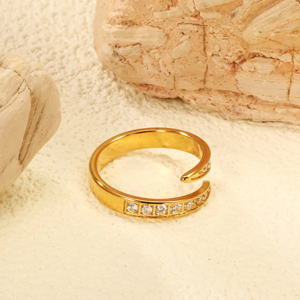 Anillo Tracy Waterproof en acero 316L enchapado en oro 18k: no se oxida, no pierde el color. Waterproof e hipoalergénico. Envío a todo el Perú. ✨