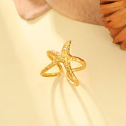 Descubre el Anillo Aura Regulable, un joya de forma de estrella de 5 puntas enchapada en oro 18K. Una joya que no puede faltar en tu colección.