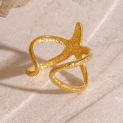 Descubre el Anillo Aura Regulable, un joya de forma de estrella de 5 puntas enchapada en oro 18K. Una joya que no puede faltar en tu colección.