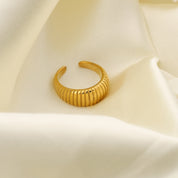 Anillo Maia Chunky Waterproof - Joya en acero inoxidable enchapado en oro 18k - D'Merys