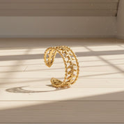 Anillo dorado con diseño de espiga - AZZIA JOYERIA 