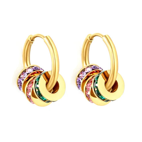 Aretes para mujer de aros de colores que aportan luz y frescura. Joyas waterproof atrevidas y de tendencia, resistentes al agua, perfectas para looks únicos y elegante.