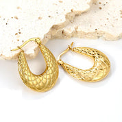 Aretes para mujer tipo aro texturizado dorado. Joyas waterproof de tendencia femenina, perfectas para el día a día y totalmente resistentes al agua y elegante.