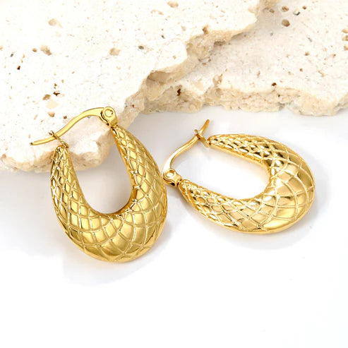 Aretes para mujer tipo aro texturizado dorado. Joyas waterproof de tendencia femenina, perfectas para el día a día y totalmente resistentes al agua y elegante.