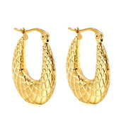 Aretes para mujer tipo aro texturizado dorado. Joyas waterproof de tendencia femenina, perfectas para el día a día y totalmente resistentes al agua y elegante.
