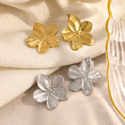Realza tu estilo con el Set de Collar con Aretes Corazón, joyas de acero inoxidable perfecto para ti. Añade un toque de distinción a tu estilo.