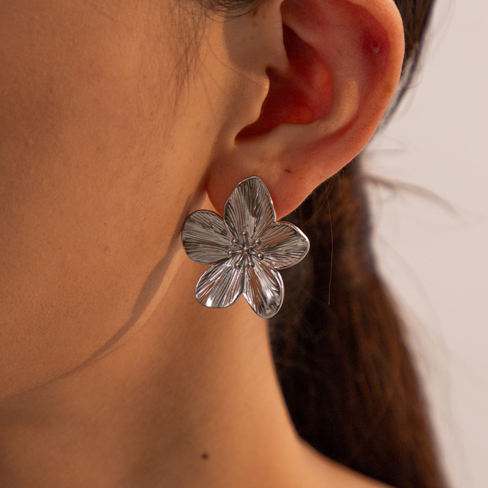 Realza tu estilo con el Set de Collar con Aretes Corazón, joyas de acero inoxidable perfecto para ti. Añade un toque de distinción a tu estilo.