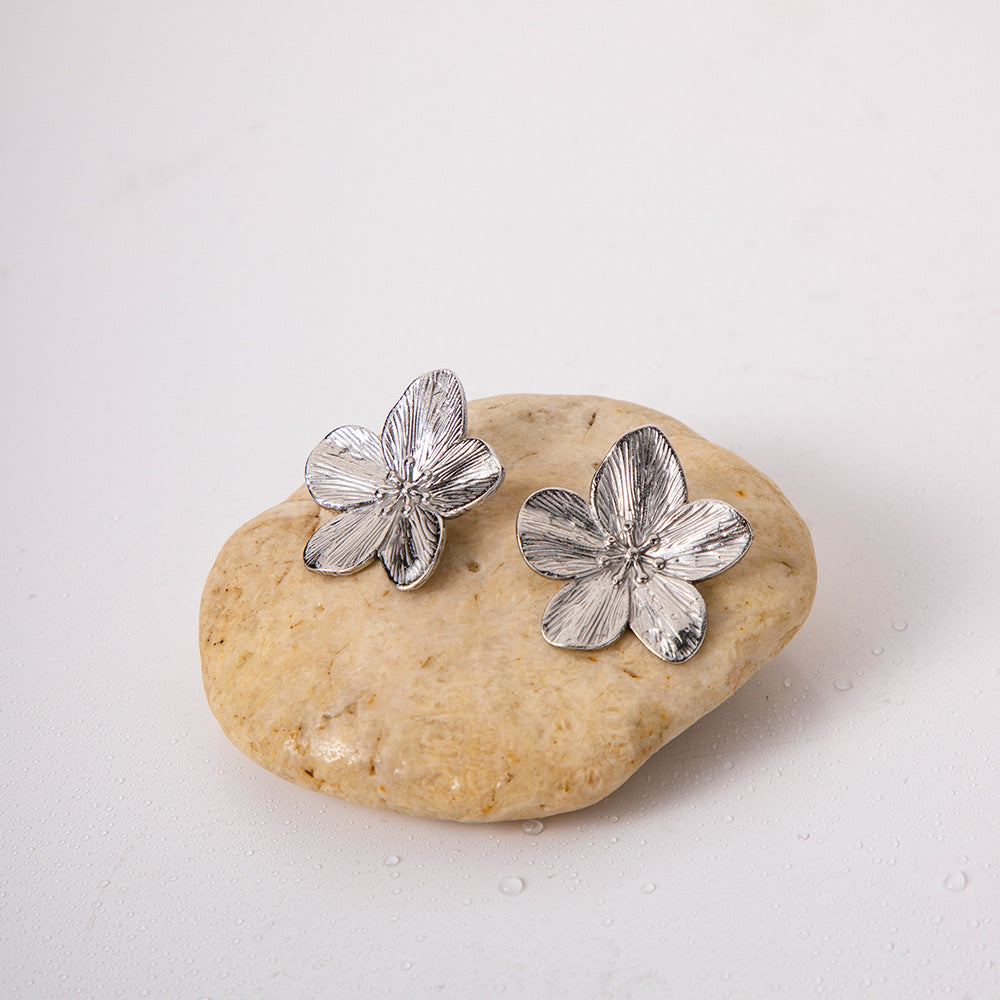 Realza tu estilo con el Set de Collar con Aretes Corazón, joyas de acero inoxidable perfecto para ti. Añade un toque de distinción a tu estilo.