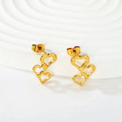 Aretes para mujer con diseño floral petite en dorado. Joyas waterproof románticas y delicadas, perfectas como regalo femenino y resistentes al agua y elegante.