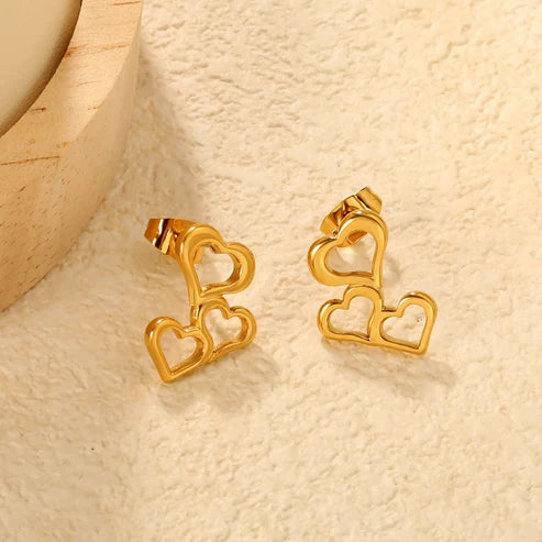 Aretes para mujer con diseño floral petite en dorado. Joyas waterproof románticas y delicadas, perfectas como regalo femenino y resistentes al agua y elegante.