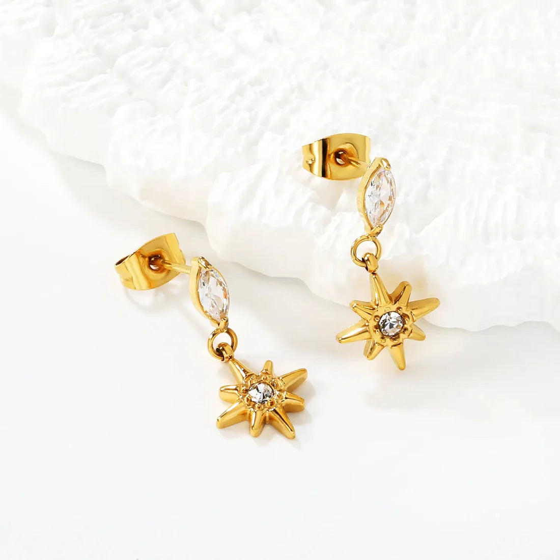 Aretes para mujer con estrellas y brillos en dorado. Joyas waterproof ideales para noches especiales, resistentes al agua y de acabado duradero y elegante.