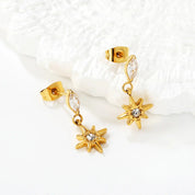 Aretes para mujer con estrellas y brillos en dorado. Joyas waterproof ideales para noches especiales, resistentes al agua y de acabado duradero y elegante.