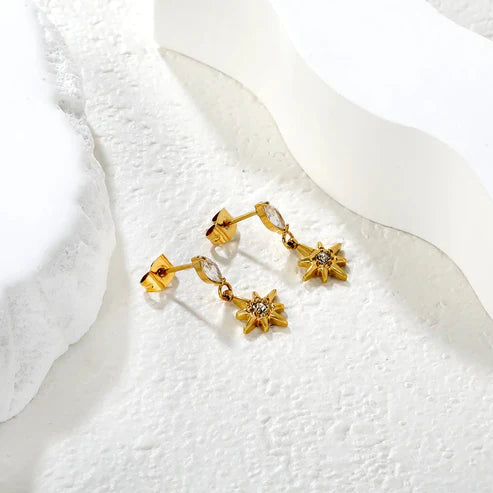 Aretes para mujer con estrellas y brillos en dorado. Joyas waterproof ideales para noches especiales, resistentes al agua y de acabado duradero y elegante.