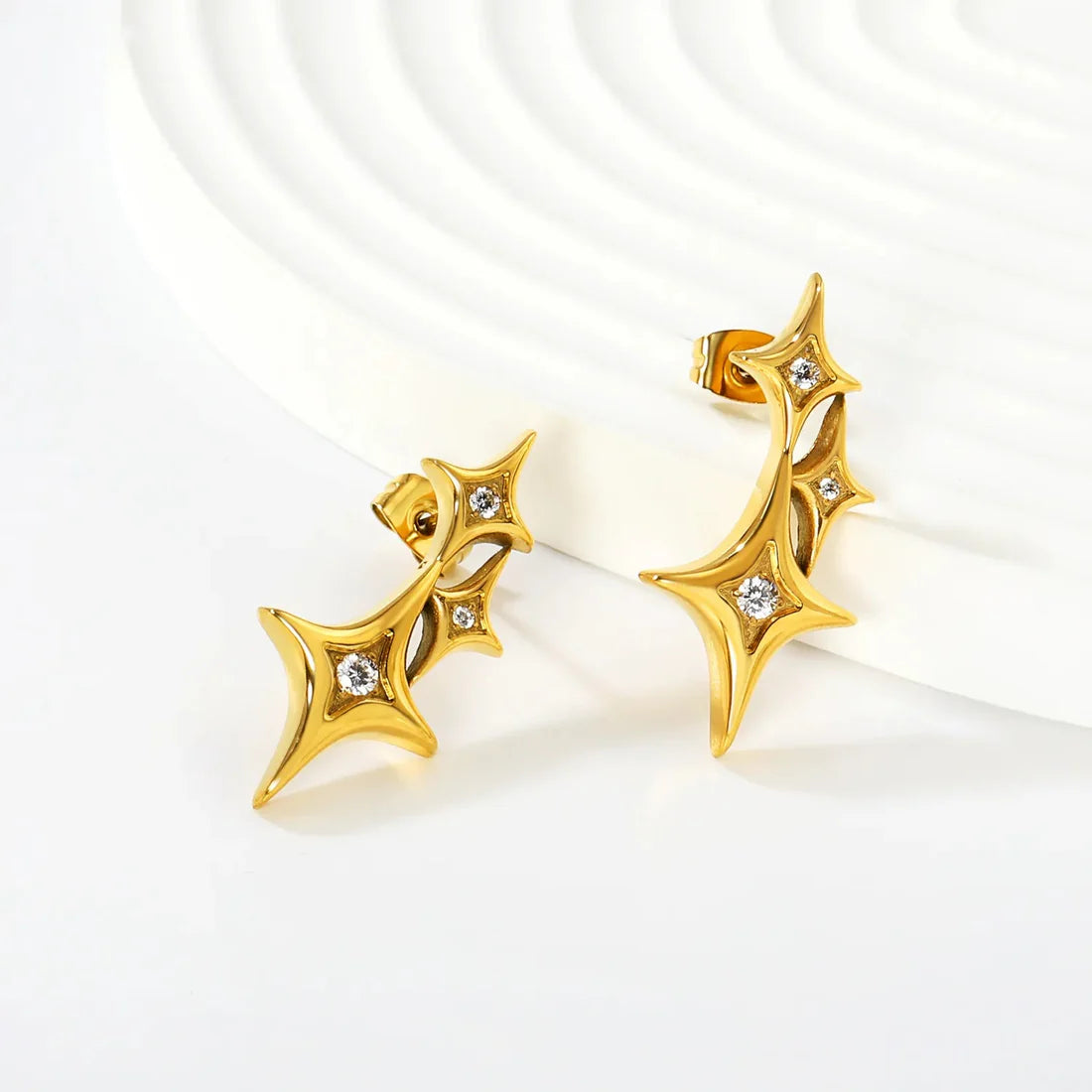 Aretes para mujer con diseño mariposa dorada. Joyas waterproof femeninas y únicas, resistentes al agua, perfectas para expresar tu estilo ¡Imperdible!