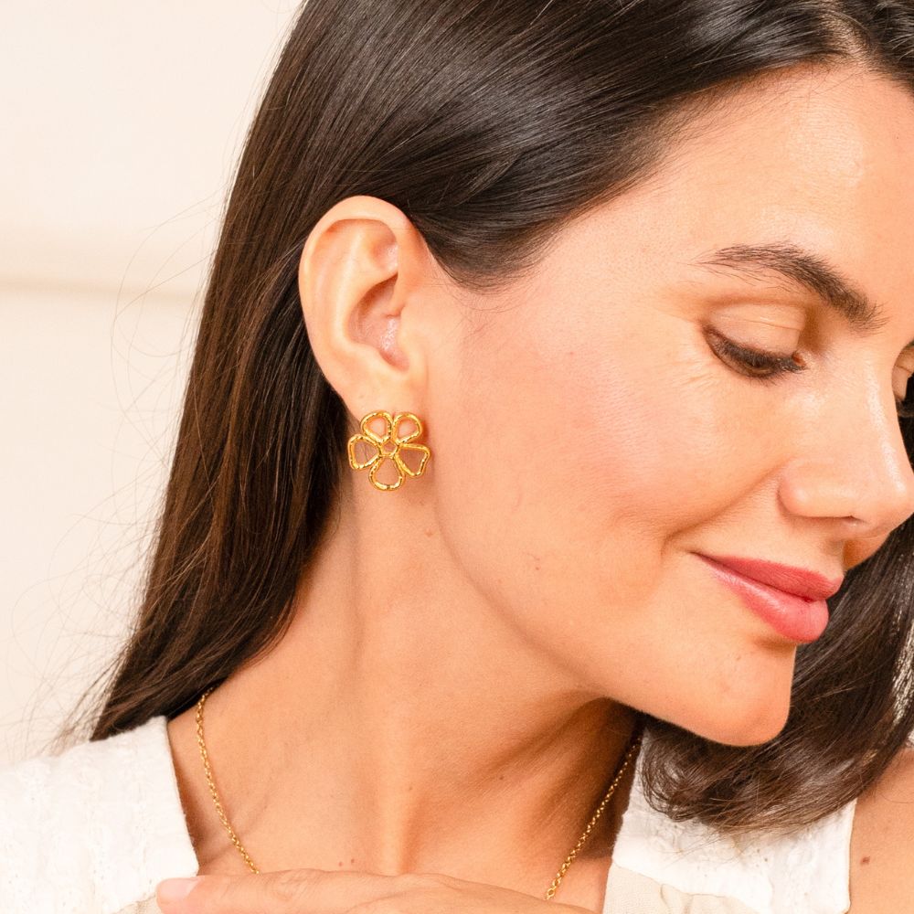 Aretes Flor Catalina: aretes dorados y femeninos resistentes al agua. Perfectos para un look moderno y elegante. ¡Destaca con estilo y tendencia!