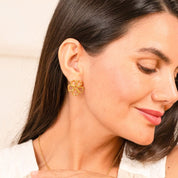 Aretes Flor Catalina: aretes dorados y femeninos resistentes al agua. Perfectos para un look moderno y elegante. ¡Destaca con estilo y tendencia!