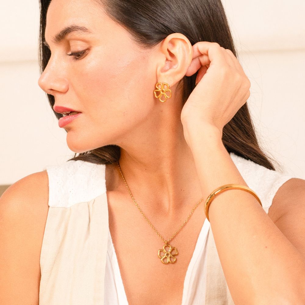 Aretes Flor Catalina: aretes dorados y femeninos resistentes al agua. Perfectos para un look moderno y elegante. ¡Destaca con estilo y tendencia!