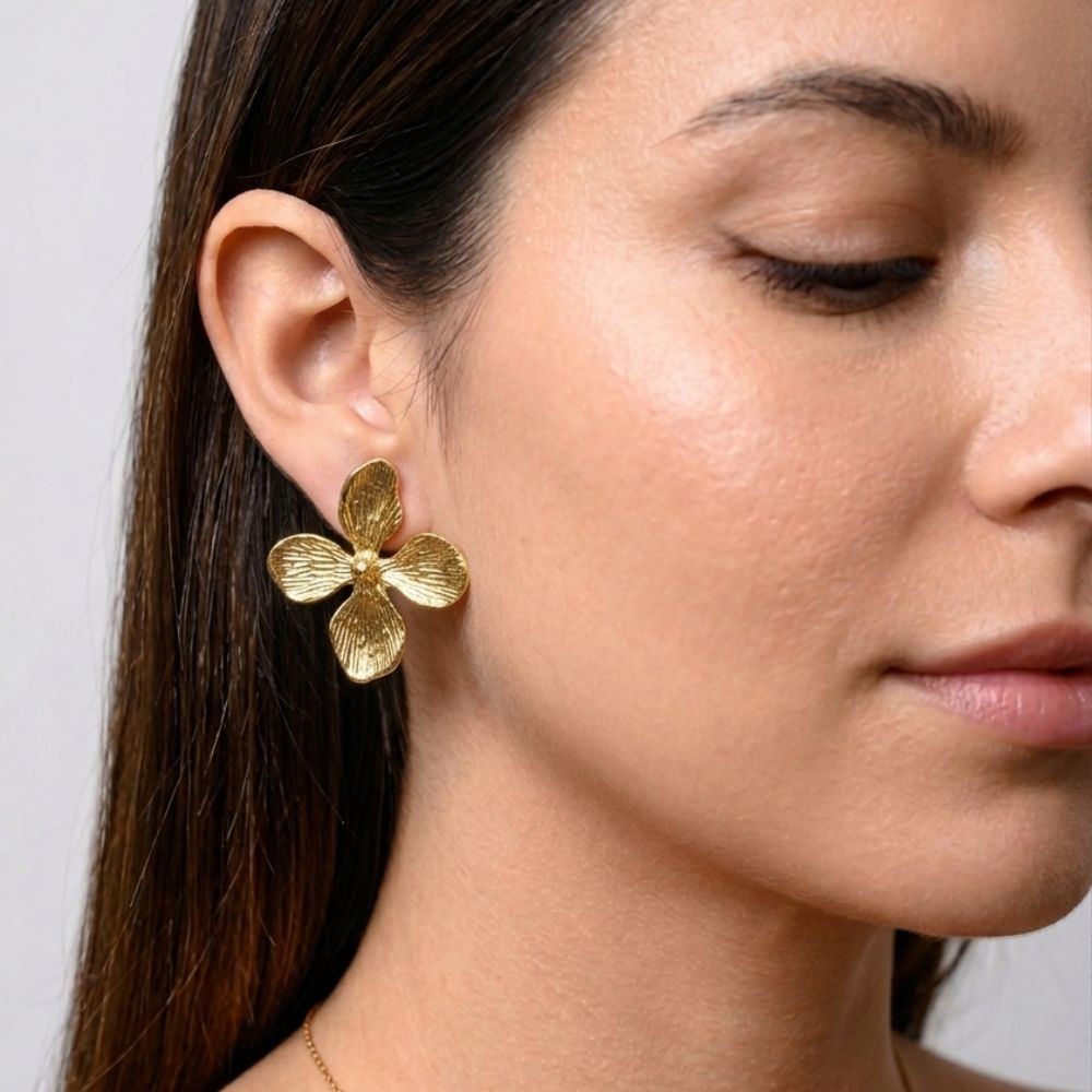 Aretes Flor Summer Waterproof en acero 316L enchapado en oro 18k: no se oxida, no pierde el color. Waterproof e hipoalergénico. Envío a todo el Perú.