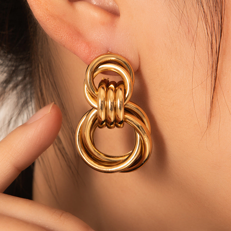 Aretes Gaia curvos resistentes al agua en uso detalle elegante