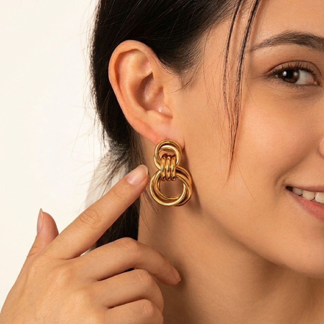 Aretes dorados waterproof en modelo con diseño elegante -Azzia