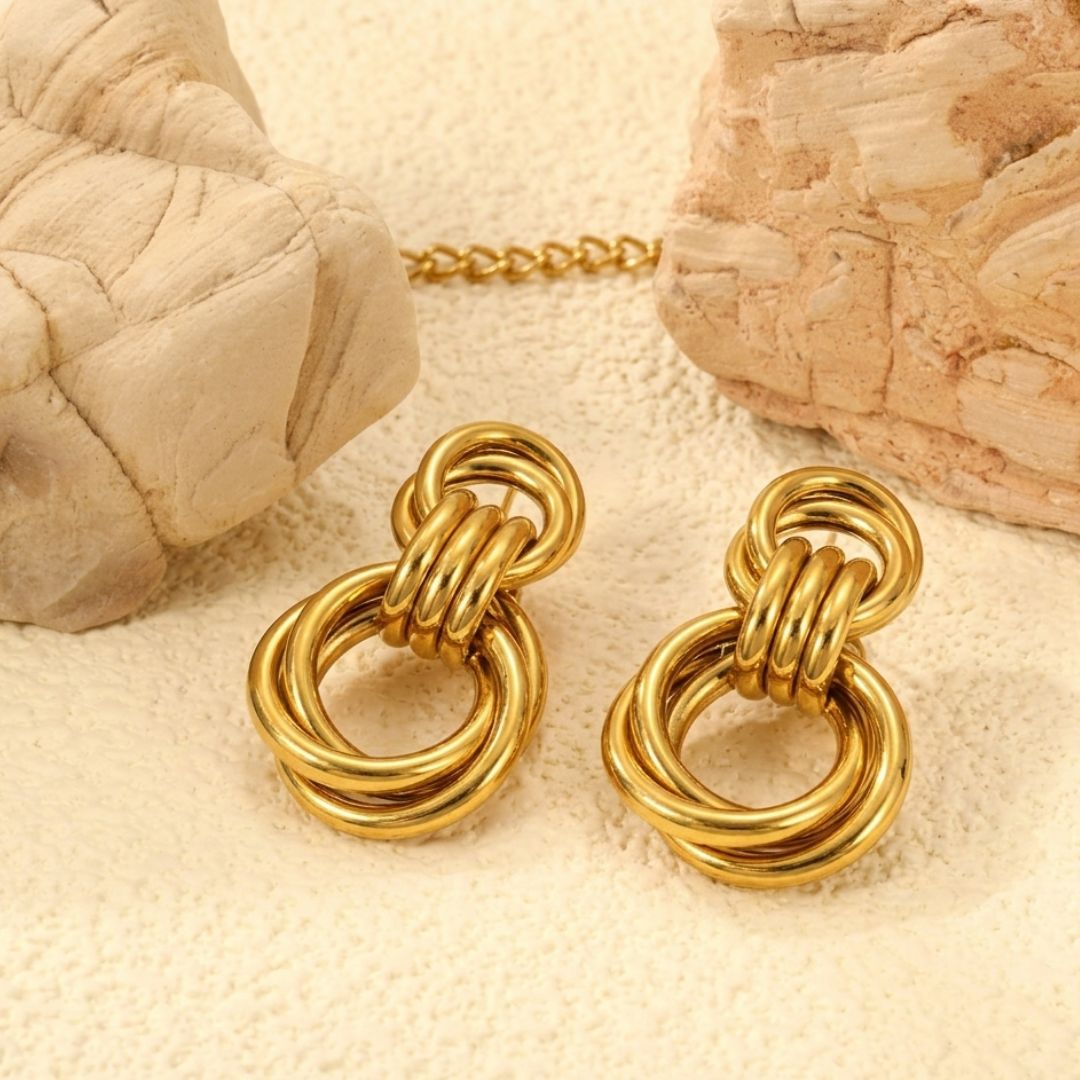 Aretes waterproof dorados estilo moderno para mujer - Azzia